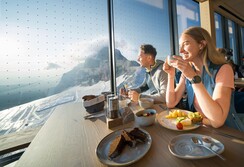 Sonnenaufgang am Dachsteingletscher | © Josh Absenger