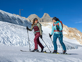 Gemeinsame Skitour am Dachsteingletscher | © Harald Steiner